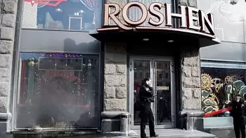 В центре Киева неизвестные подожгли магазин Roshen (ФОТО)