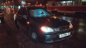 Киев: водитель Daewoo сбил пешехода и провез его на крыше более 30 метров (ФОТО)