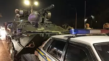 В Киеве у БТР отказали тормоза и он столкнулся с машиной военной инспекции (ВИДЕО)