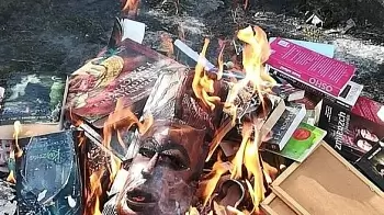 В Польше католические священники сожгли книги о Гарри Поттере - они противоречат христианскому учению (ФОТО)